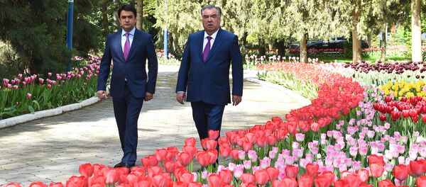 Президент Республики Таджикистан Эмомали Рахмон и мэр города Душанбе Рустам Эмомали - Sputnik Тоҷикистон