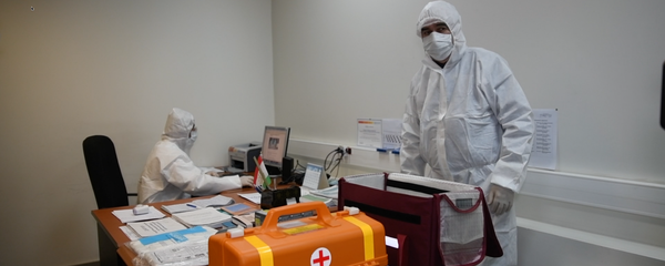 Сотрудники медицинской службы в аэропорту Душанбе - Sputnik Тоҷикистон