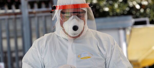 Сотрудник здравоохранения в защитном костюме - Sputnik Тоҷикистон