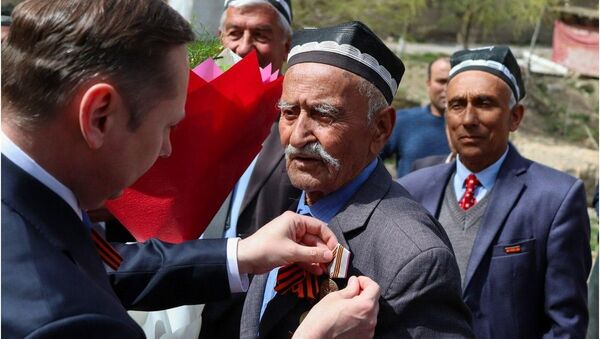 95-летний ветеран из Согда награждён юбилейной медалью к 75-летию Победы - Sputnik Таджикистан