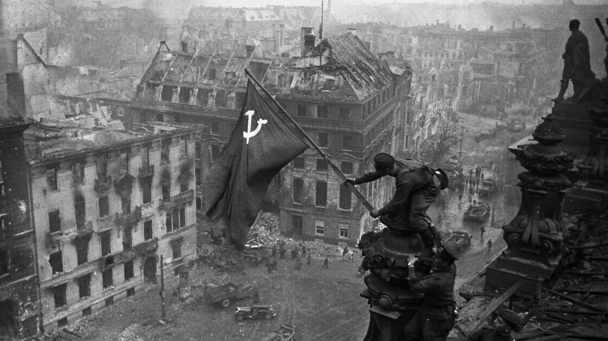 Фото возведение флага над рейхстагом оригинал