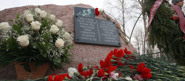 Цветы у памятного камня, установленного на месте крушения польского самолета Ту-154 10 апреля 2010 года Цветы у памятного камня, установленного на месте крушения польского самолета Ту-154 10 апреля 2010 года - Sputnik Таджикистан