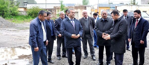 Қоҳир Расулзода, сарвазир ва Қурбон Ҳакимзода, раиси вилояти Хатлон, ҳангоми боздид аз майдони сохтмони беморхонаи Данғара - Sputnik Тоҷикистон