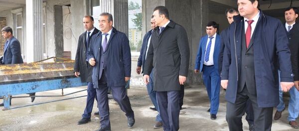 Қоҳир Расулзода, сарвазир ва Қурбон Ҳакимзода, раиси вилояти Хатлон, ҳангоми боздид аз майдони сохтмони беморхонаи Данғара - Sputnik Тоҷикистон