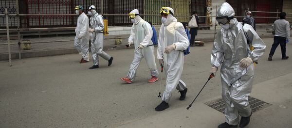 Добровольцы в защитных костюмах распыляют дезинфицирующее средство против распространение коронавируса в Кабуле Добровольцы в защитных костюмах распыляют дезинфицирующее средство против распространение коронавируса в Кабуле - Sputnik Тоҷикистон