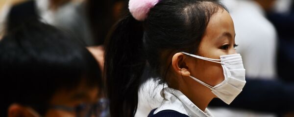 Девочка в маске, архивное фото - Sputnik Тоҷикистон