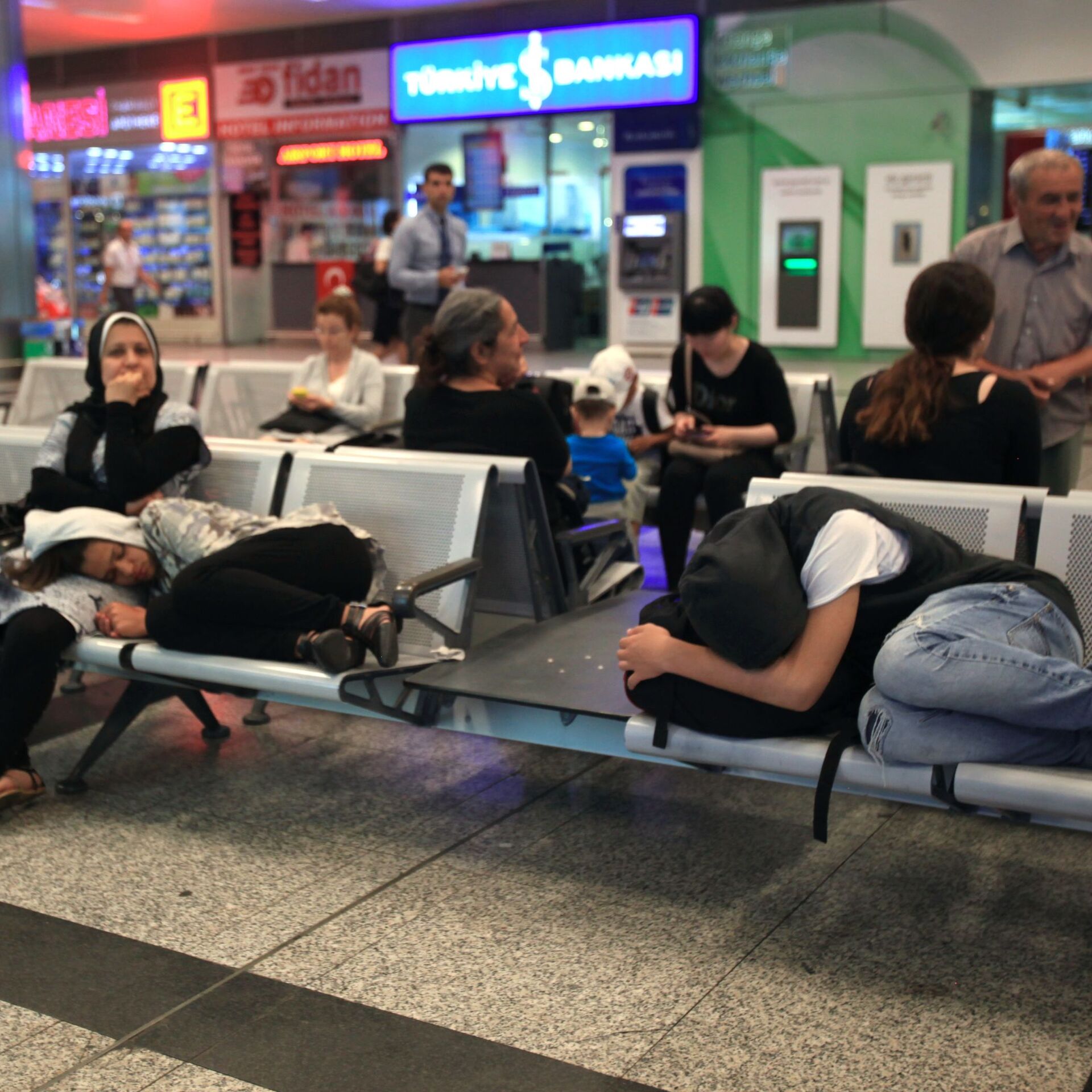 Какая сейчас обстановка в аэропорту. Ситуация в стамбульском аэропорту. Ситуации в аэропорту. Обстановка в аэропорту Стамбула. Ожидание в аэропорту в Стамбуле бизнес.