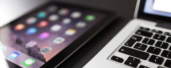 Планшет и компьютер - Sputnik Таджикистан