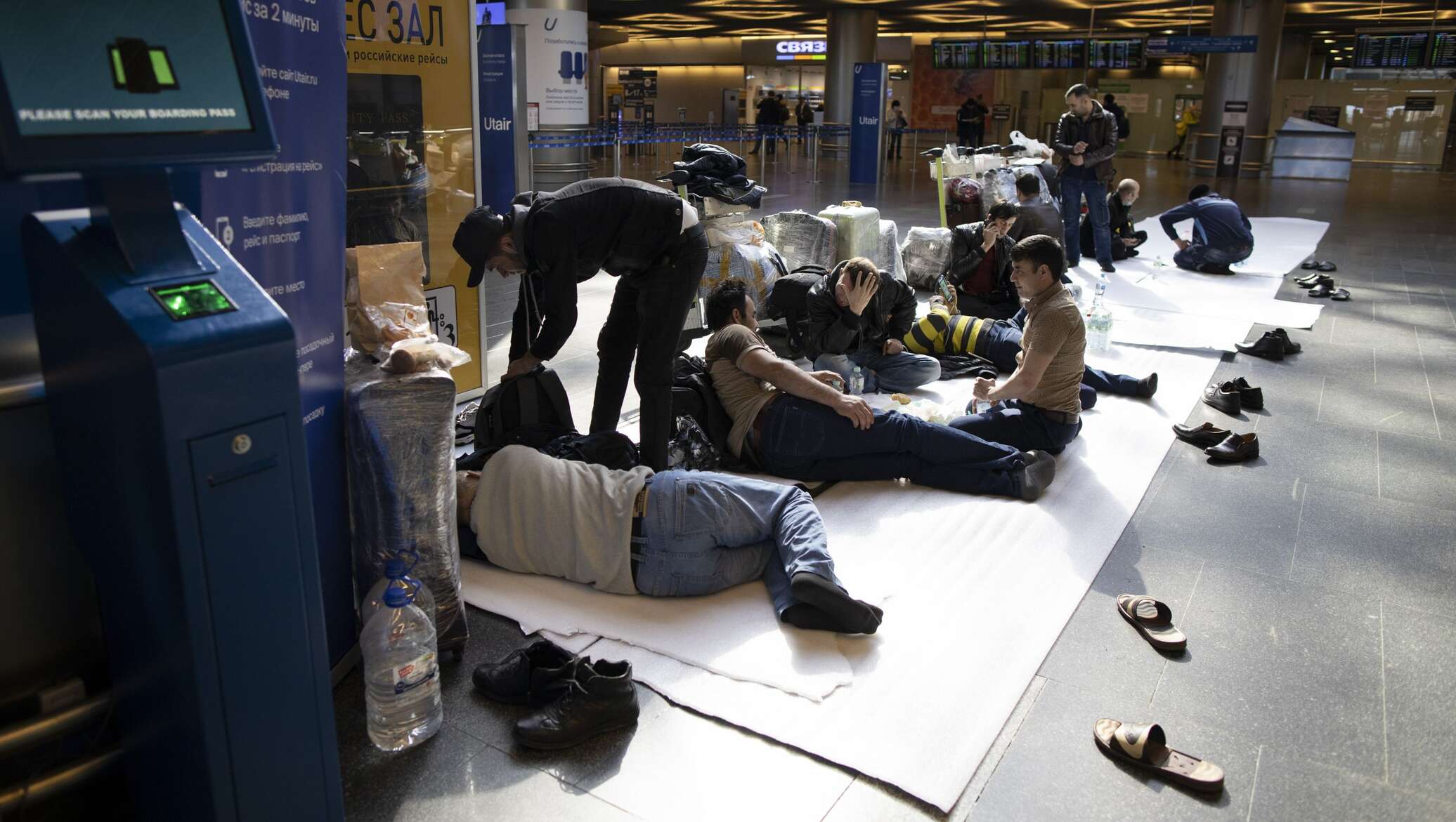 Аэропорт домодедово азиаты. Люди в аэропорту Домодедово. Мигранты в аэропорту. Ситуации в аэропорту. Сбойная ситуация в аэропорту.