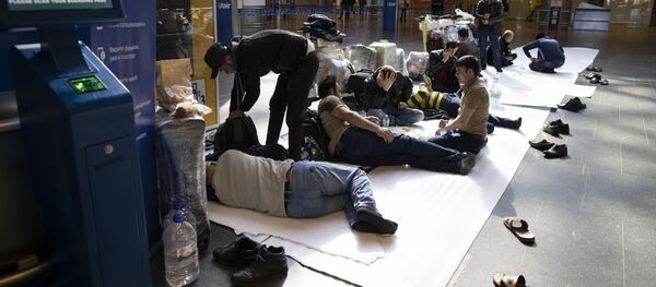 Граждане Таджикистана ожидают возвращения на родину в международном аэропорту Внуково Граждане Таджикистана ожидают возвращения на родину в международном аэропорту Внуково - Sputnik Таджикистан