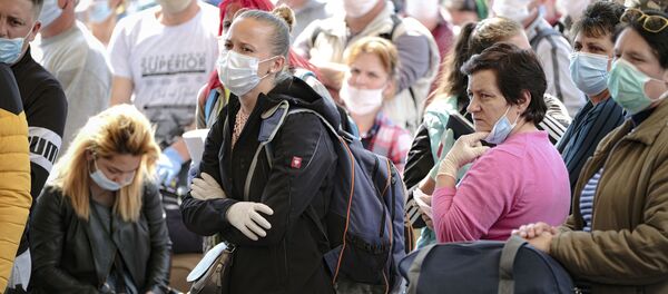 Люди ожидают в аэропорту рейса, архивное фото - Sputnik Таджикистан