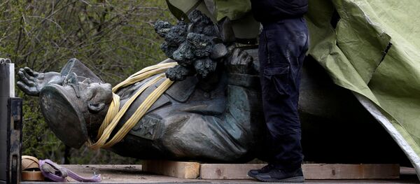 Демонтаж памятника маршалу Коневу в Праге - Sputnik Таджикистан