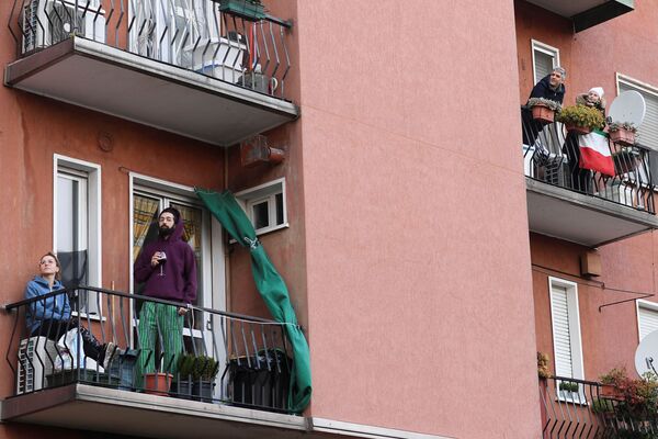 Люди на балконах во время карантина в Милане, Италия - Sputnik Таджикистан