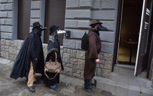 Люди в костюмах чумных докторов на улице Львова, Украина - Sputnik Таджикистан
