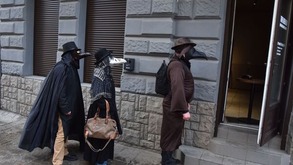 Люди в костюмах чумных докторов на улице Львова, Украина - Sputnik Таджикистан