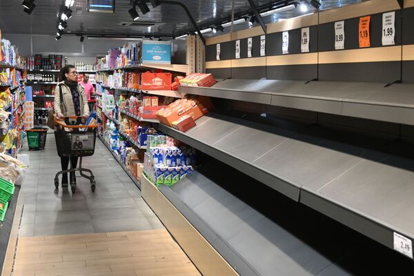 Пустые полки в супермаркете в Мадриде - Sputnik Таджикистан