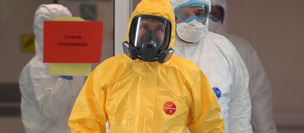 Президент РФ Владимир Путин во время посещения больницы, предназначенной для пациентов с подозрением на коронавирус, в московском посёлке Коммунарка Президент РФ Владимир Путин во время посещения больницы, предназначенной для пациентов с подозрением на коронавирус, в московском посёлке Коммунарка - Sputnik Таджикистан