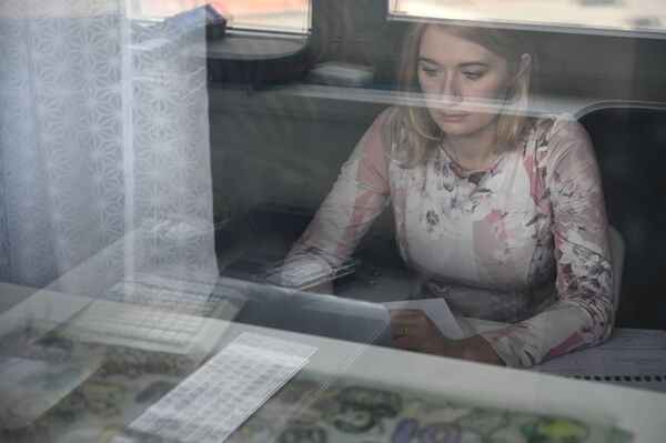 Женщина на удаленной работе у себя дома в Ростове-на-Дону - Sputnik Таджикистан
