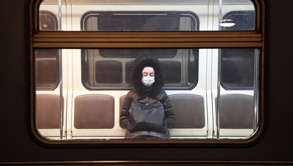 Девушка в вагоне московского метрополитена во время карантина - Sputnik Таджикистан