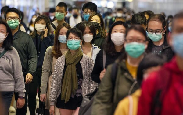 Пассажиры в медицинских масках в переходе метро Гонконга - Sputnik Таджикистан