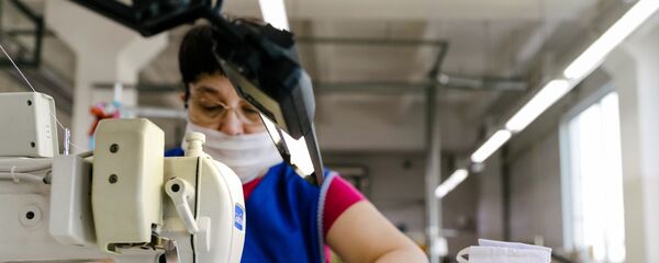 Изготовление медицинских защитных масок в цехе - Sputnik Таджикистан