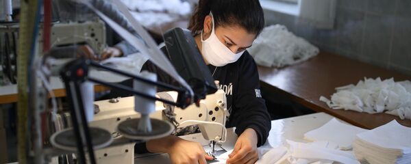 Производство медицинских масок - Sputnik Таджикистан