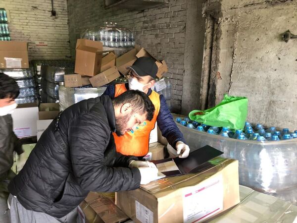 Дастгирии муҳоҷирон: созмони Нур ба 350 хонаводаи тоҷик кӯмаки озӯқаворӣ расонд Дастгирии муҳоҷирон: созмони Нур ба 350 хонаводаи тоҷик кӯмаки озӯқаворӣ расонд - Sputnik Тоҷикистон