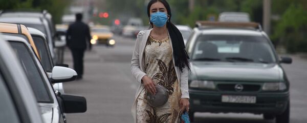 Девушка в защитной маске - Sputnik Тоҷикистон