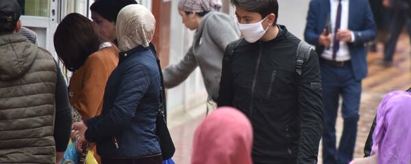 Мужчина в защитной маске - Sputnik Таджикистан