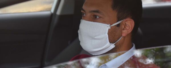 Водитель автомобиля в защитной медицинской маске Водитель автомобиля в защитной медицинской маске - Sputnik Тоҷикистон