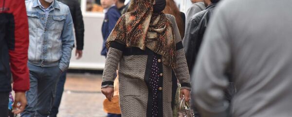 Женщина в защитной медицинской маске - Sputnik Тоҷикистон