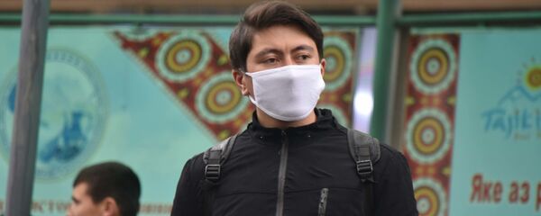 Мужчина в защитной маске - Sputnik Тоҷикистон