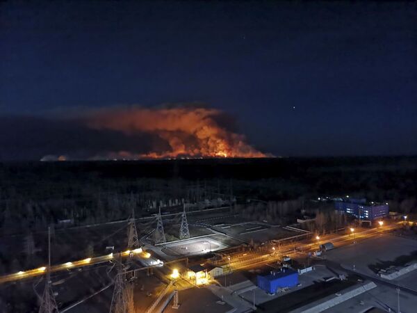 Лесной пожар в непосредственной близости от Чернобыльской АЭС - Sputnik Таджикистан