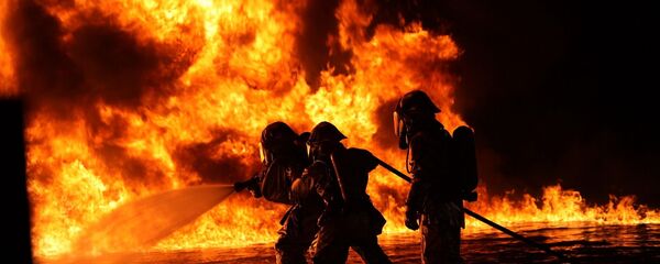 Пожарные тушат огонь, архивное фото - Sputnik Тоҷикистон