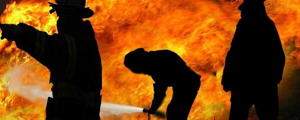 Пожарные тушат огонь, архивное фото - Sputnik Тоҷикистон