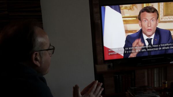 Выступление президента Франции Эммануила Макрона по телевизору - Sputnik Таджикистан