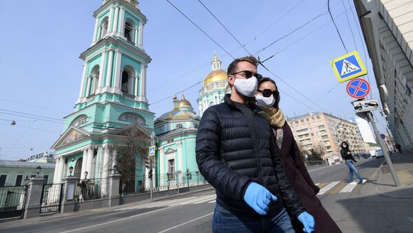 Прохожие в защитных масках и перчатках - Sputnik Таджикистан