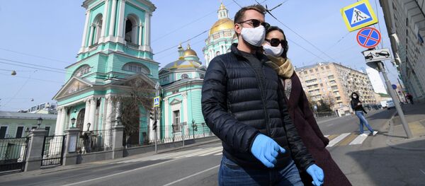 Прохожие в защитных масках и перчатках - Sputnik Тоҷикистон