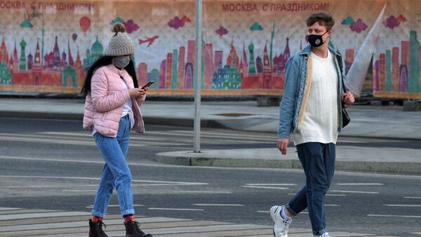 Молодые люди на одной из улиц в Москве - Sputnik Тоҷикистон