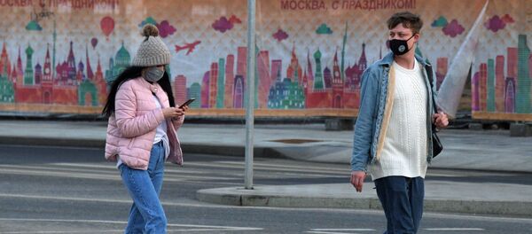 Молодые люди на одной из улиц в Москве - Sputnik Тоҷикистон