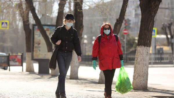 Люди в медицинских масках в Волгограде, архивное фото - Sputnik Таджикистан