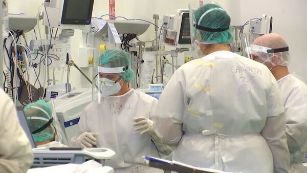 Российские врачи лечат итальянцев в Бергамо: пациенты выздоравливают - YouTube - Sputnik Таджикистан