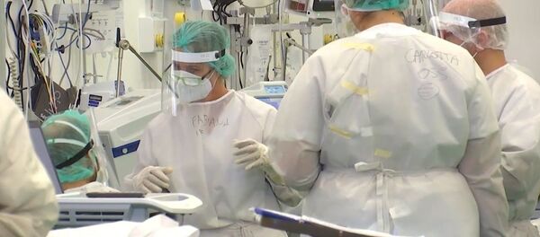 Российские врачи лечат итальянцев в Бергамо: пациенты выздоравливают - YouTube - Sputnik Таджикистан