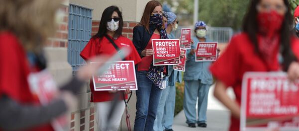 Акция протеста медицинских сотрудников против нехватки средств защиты для медицинского персонала возле больницы в Калифорнии, США Акция протеста медицинских сотрудников против нехватки средств защиты для медицинского персонала возле больницы в Калифорнии, США - Sputnik Таджикистан