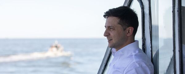 Президент Украины Владимир Зеленский наблюдает за подводным разминированием в акватории Азовского моря (15 июня 2019). Мариуполь Президент Украины Владимир Зеленский наблюдает за подводным разминированием в акватории Азовского моря (15 июня 2019). Мариуполь - Sputnik Тоҷикистон