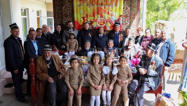 Пятеро ветеранов Джаббор-Расуловского района Согда получили медали к 75-летию Победы - Sputnik Таджикистан
