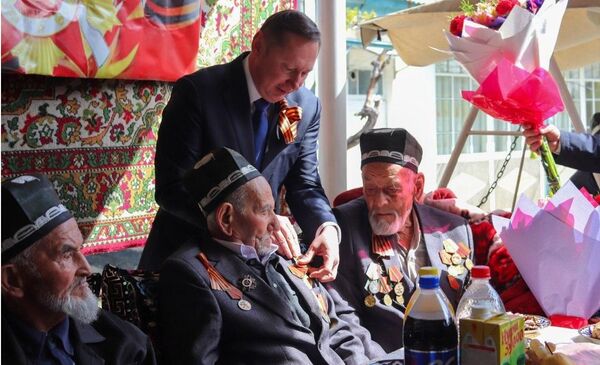 Спасибо деду за Победу: ветеранам Согда вручили медали 75 лет Победы Спасибо деду за Победу: ветеранам Согда вручили медали 75 лет Победы - Sputnik Таджикистан