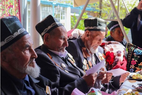 Спасибо деду за Победу: ветеранам Согда вручили медали 75 лет Победы Спасибо деду за Победу: ветеранам Согда вручили медали 75 лет Победы - Sputnik Таджикистан