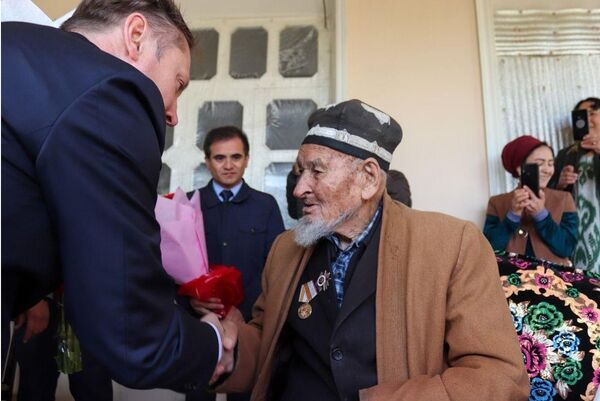 Спасибо деду за Победу: ветеранам Согда вручили медали 75 лет Победы Спасибо деду за Победу: ветеранам Согда вручили медали 75 лет Победы - Sputnik Таджикистан