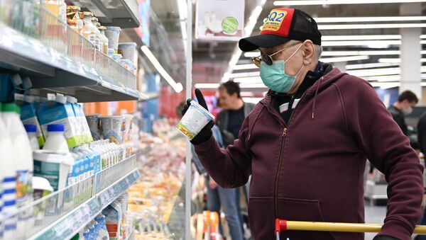Пожилой мужчина в защитной маске покупает продукты - Sputnik Таджикистан